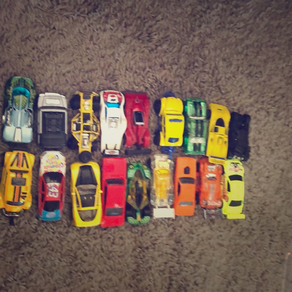 18 old hot wheel cars in good condition
